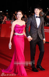 组图：李素妍携手尹翰亮相红毯深情对视