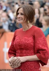 组图：《八月》首映 大嘴朱莉娅-罗伯茨红裙美艳