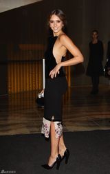 高清图：阿尔芭优雅秀美背 玫瑰色妆容展迷人风情