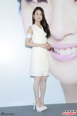 组图：林依晨白裙亮相代言清新优雅