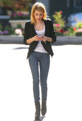 高清组图：艾玛-罗伯兹街拍 小西装外套搭配潮鞋