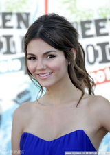 高清组图：青少年选择奖 维多利亚蓝裙性感迷人