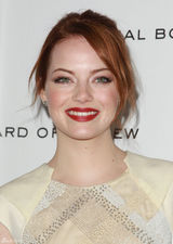 高清组图：艾玛-斯通短袖裙装亮相纽约红唇抢镜