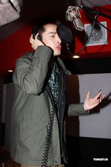 组图：胡歌为追女孩学唱歌 自曝是忘词大王