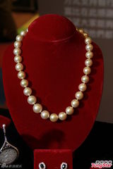 组图：徐子淇义捐60万珠宝 李家诚赠4只名表