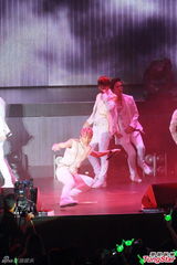 组图：韩组合B.A.P香港开唱 粉丝玩cosplay