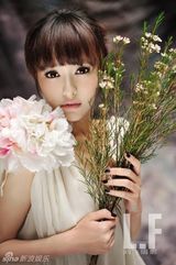 组图：唐嫣纯美写真 春天仙子笑容明媚