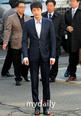 组图：朴施厚被控性侵后赴警署 坚称清白