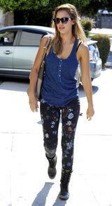 组图：杰西卡-阿尔芭蓝色小背心搭印花裤