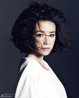 组图：董洁波浪头烟熏妆复古造型登封面