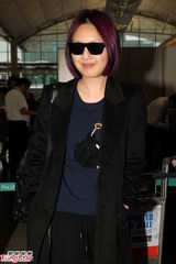 组图：杨千嬅赴北京工作坦言不舍儿子