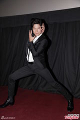 组图：日星铃木亮平宣传新片 与本裸男斗舞