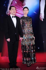 组图：梁洛施民族风长裙牵手黄秋生走红毯