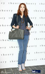 组图：少时秀英与金来沅等出席名品开业礼