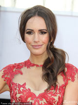 组图：露易丝-罗绣花纱裙美艳亮相奥斯卡红毯