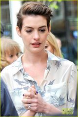 组图：海瑟薇裸妆伦敦录节目 透视衬衫短裙黑丝