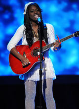 幻灯图：《美国偶像》女12进10淘汰赛 平淡的开局