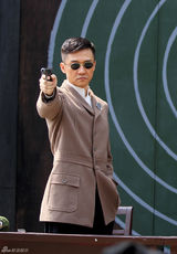 组图：《我的绝密生涯》黄志忠复古时尚风