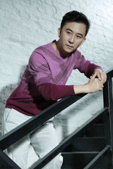 组图：赵毅温雅绅士写真 内敛沉稳展成熟魅力