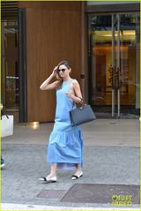 组图：米兰达可儿巴黎时装周街头现身频换装