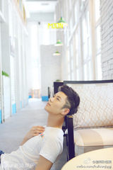 组图：最帅地铁司机迷倒女网友 俊朗外形当模特