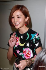 组图：草蜢主持游戏节目 阿Sa(蔡卓妍)蒙嘉慧现场耍宝