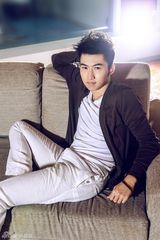 组图：阳光暖男崔绍涵写真 气质纯净浅笑迷人