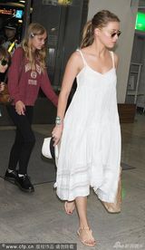 组图：德普携女友和子女亮相机场 搞怪逗小粉丝