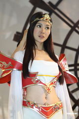 组图：巩新亮性感女娲装拍MV 大秀妖娆身材