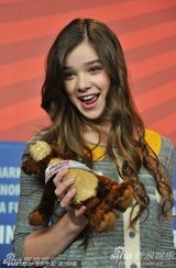 《大地惊雷》发布会 奥斯卡影帝布里奇斯亮相(图)