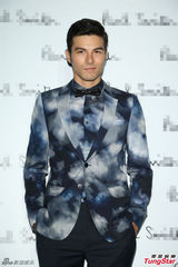 组图：蔡健雅凤小岳合作打造摇滚夜 展时尚品味