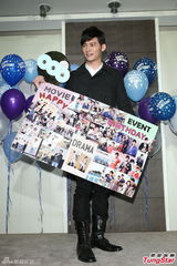 组图：温升豪35岁生日圆歌手梦 唱新歌回馈歌迷