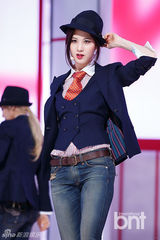 组图：少女时代回归打榜夺冠 西装礼帽显帅气