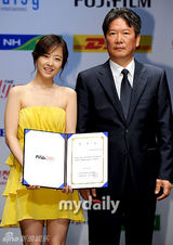 组图：朴宝英黄色抹胸礼服亮相PiFan电影节发布会