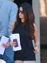 组图：赛琳娜黑衣墨镜外出兜风 驾驶宝马买汉堡