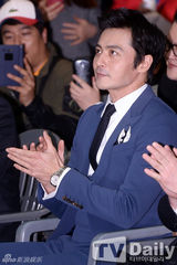 组图：张东健帅气站台 修身蓝西装魅力不减