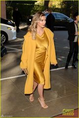 组图：卡戴珊土豪金裙巨乳难挡凸点见客