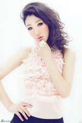 组图：李依馨拍黑白天鹅写真 俏皮装扮不失性感