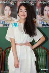 组图：蔡颖恩新作发表 好友陈嘉宝助阵签名会 