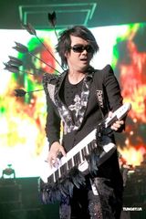 高清图：F.I.R.首登红馆意犹未尽 华丽造型震撼视觉