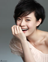 高清图：孙俪登杂志封面 绽放笑容展现魅力自我