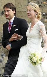 组图：凯特王妃大肚出席婚礼 大风掀裙摆险走光