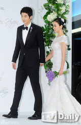 组图：韩惠珍寄诚庸完婚秀恩爱 蜜月将延后