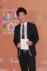 群星闪耀嫣然基金晚宴 王菲旗袍装与李亚鹏恩爱