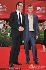 组图：《欲海情魔》首映 温丝莱特裙装贴身玲珑有致