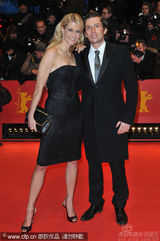 幻灯：本-斯蒂勒《格林伯格》首映 红裙女主角亮丽