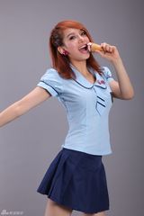 高清组图：i Me学生装秀美腿 舌舔冰激凌春光无限