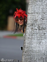 组图：白灵圣诞扫货挤奶压腿 和狗仔玩藏猫猫