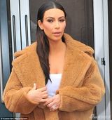 组图：卡戴珊穿毛绒大衣现身 一头秀发湿漉漉