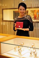 组图：章子怡为品牌代言 自曝第一块手表掉厕所